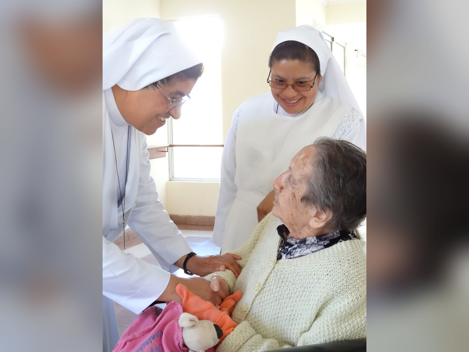Una hermana saluda con cariño a una abuelita
