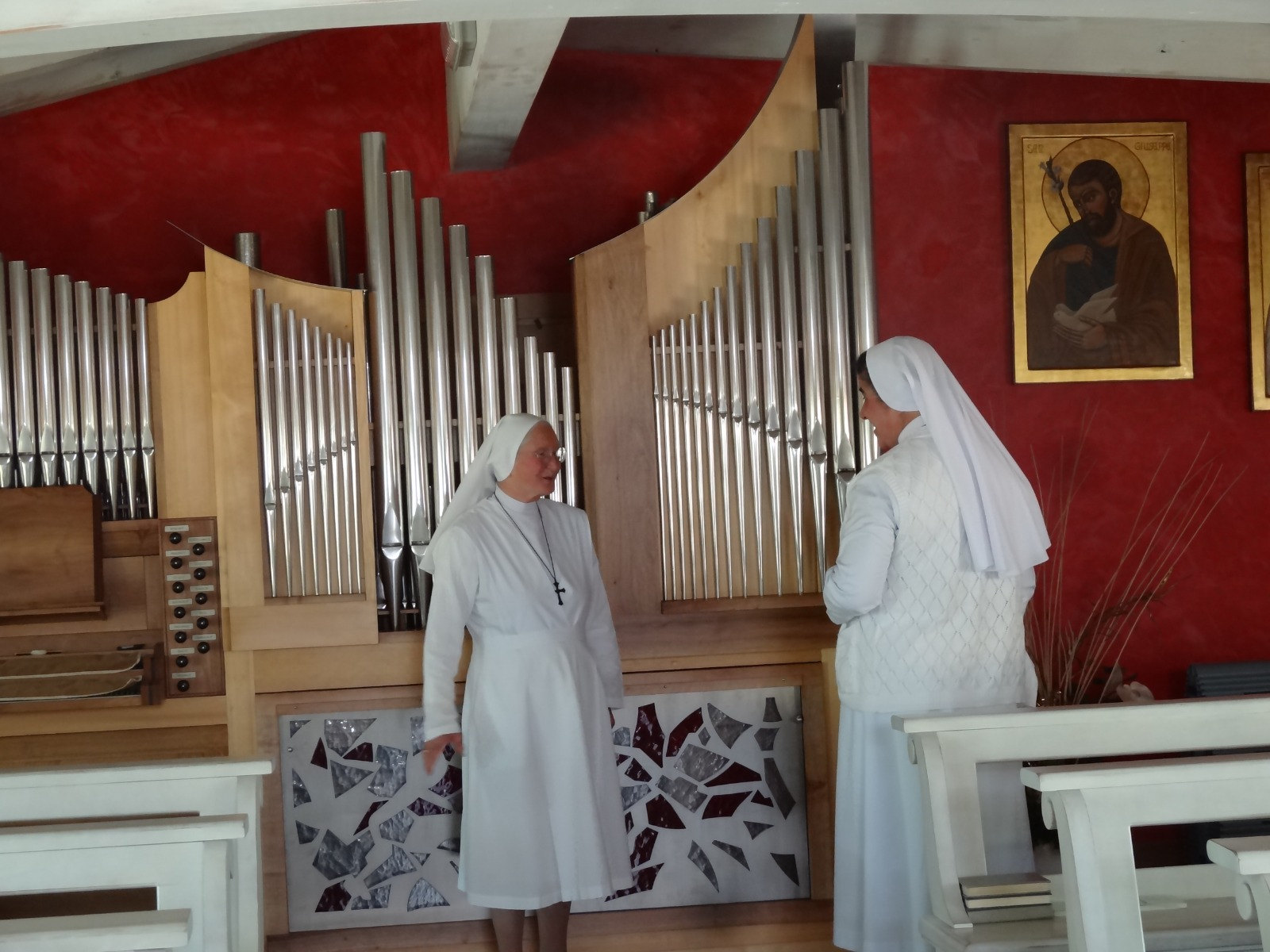 Dos hermanas junto a un órgano en la capilla