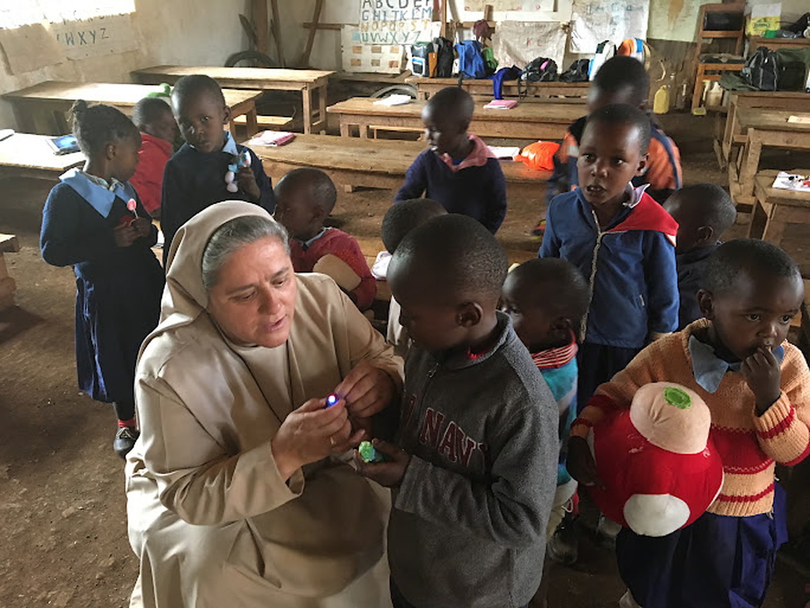 Una hermana con niños pequeños en un salón de clase en Kenia
