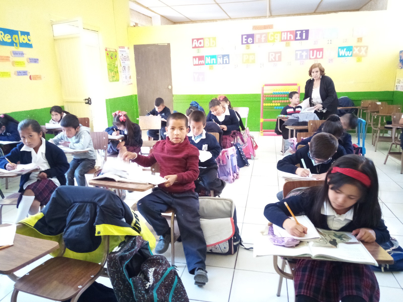 Niños trabajando en su salón de clase