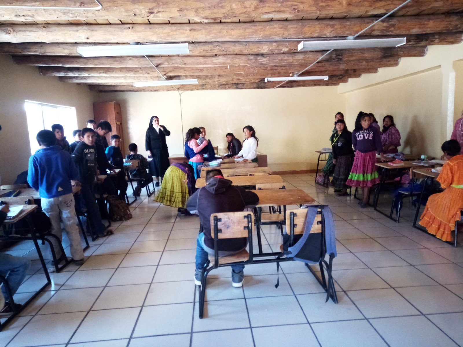 Alumnos en un salón amplio de la sierra