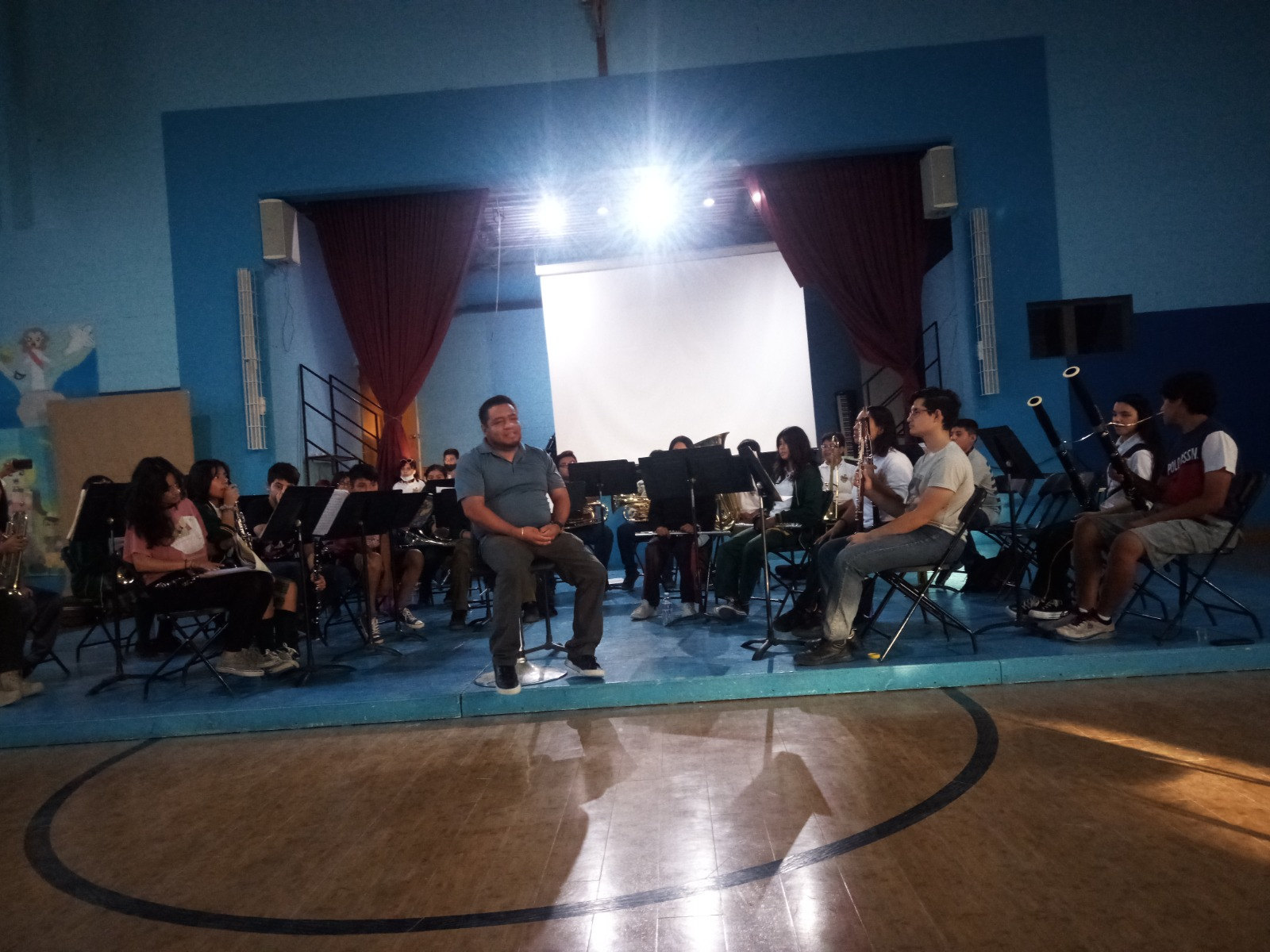 Ensayo de la orquesta de la escuela en el escenario