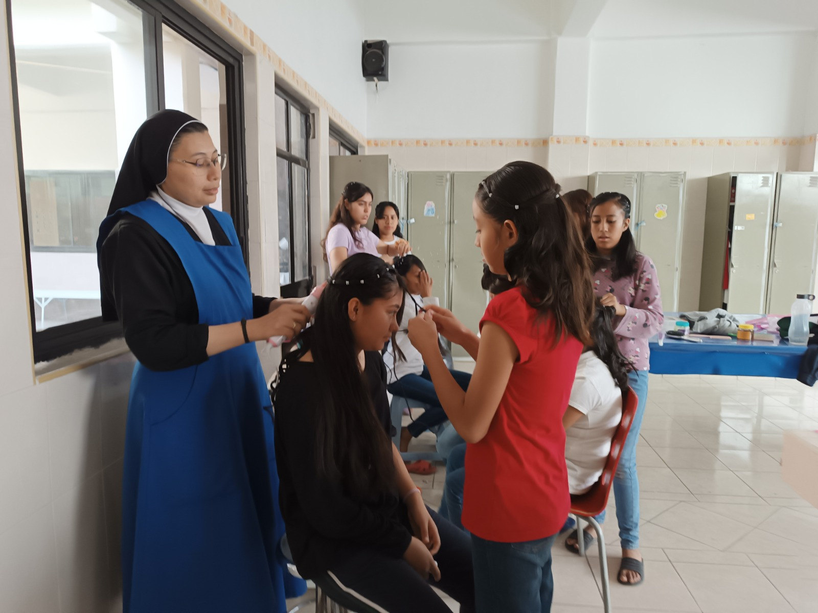 Una hermana peina a una niña en la casa hogar