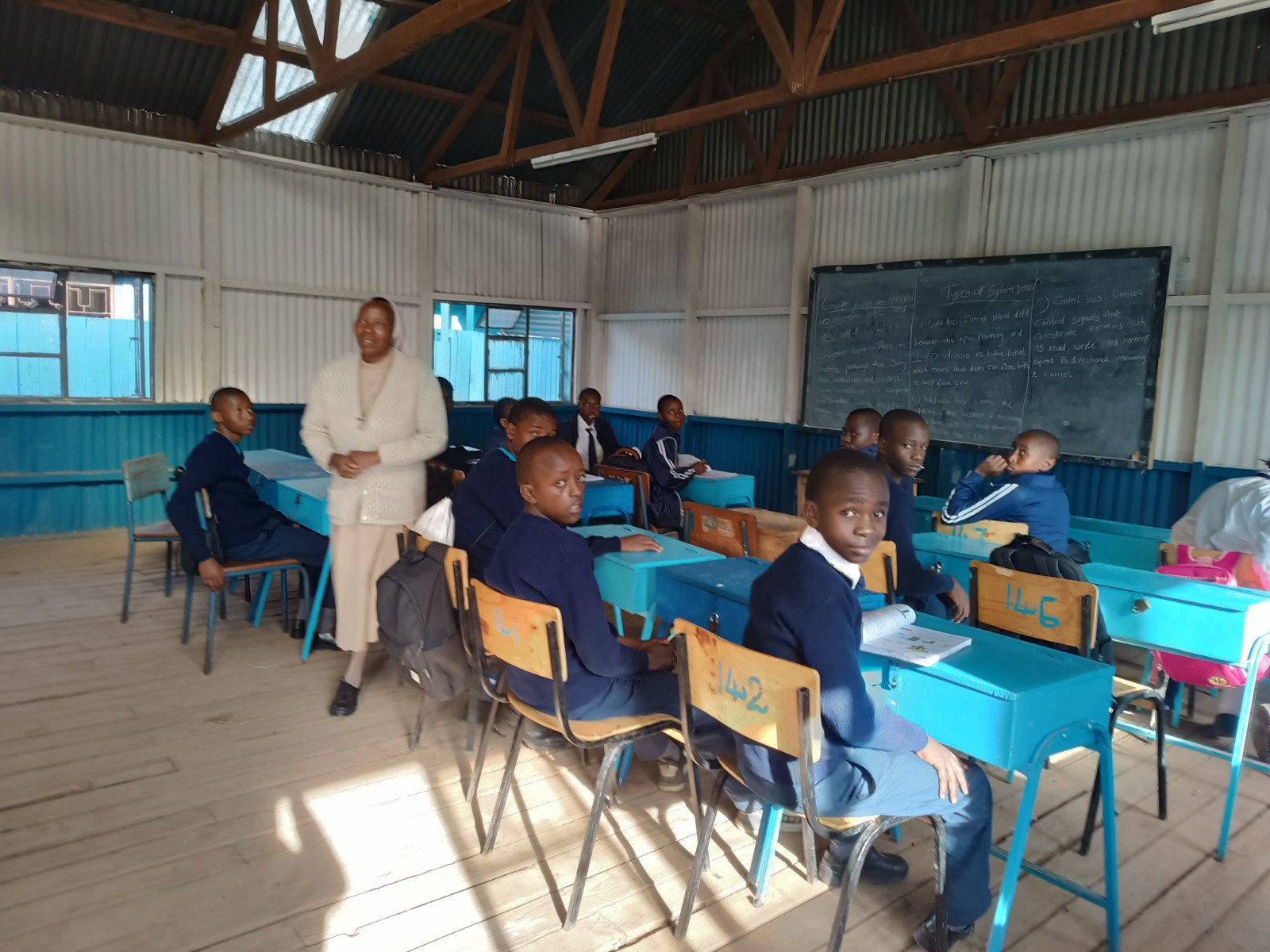 Alumnos en su salón de clase en Kenia