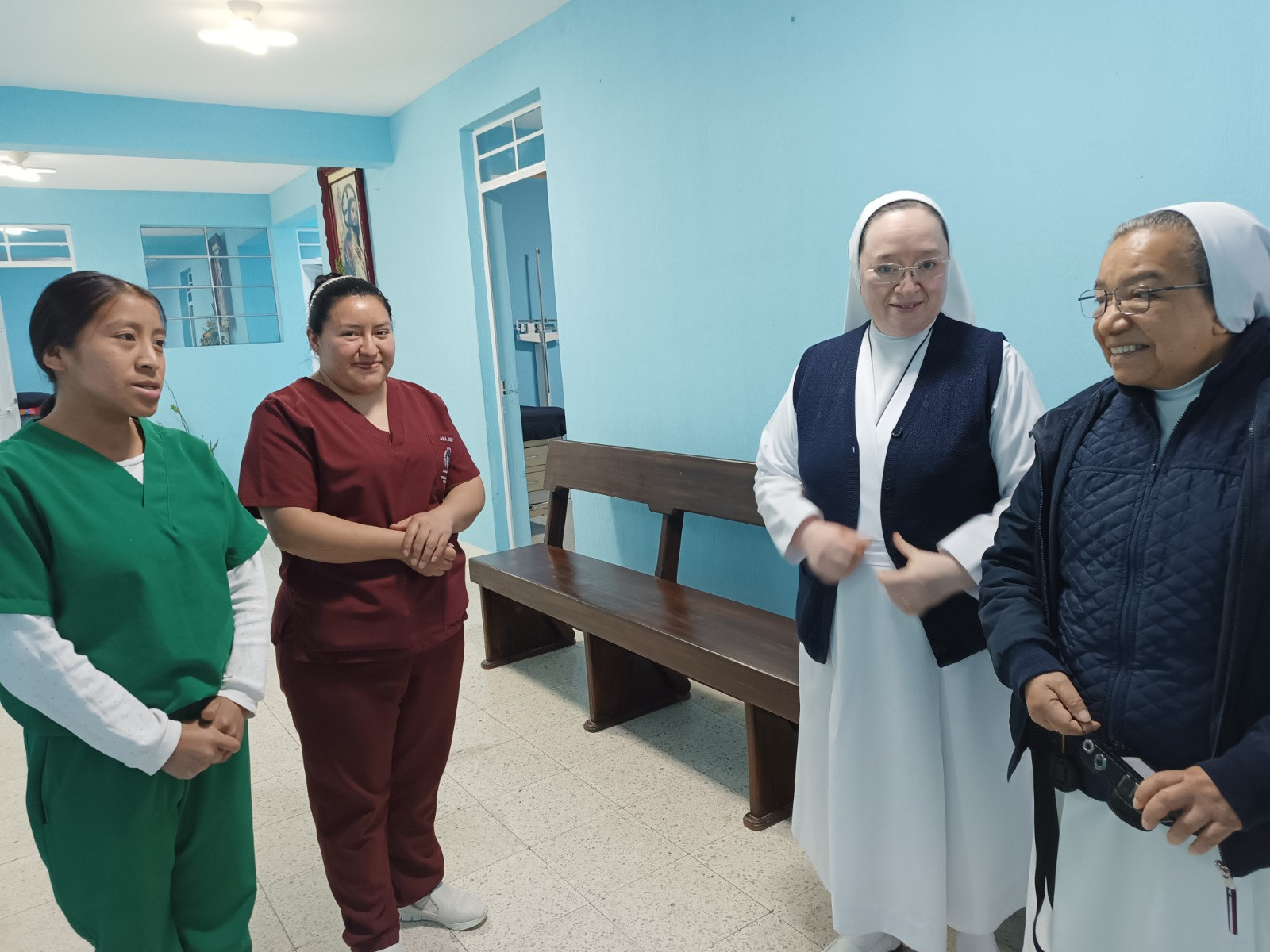 Hermanas con el personal de salud del dispensario