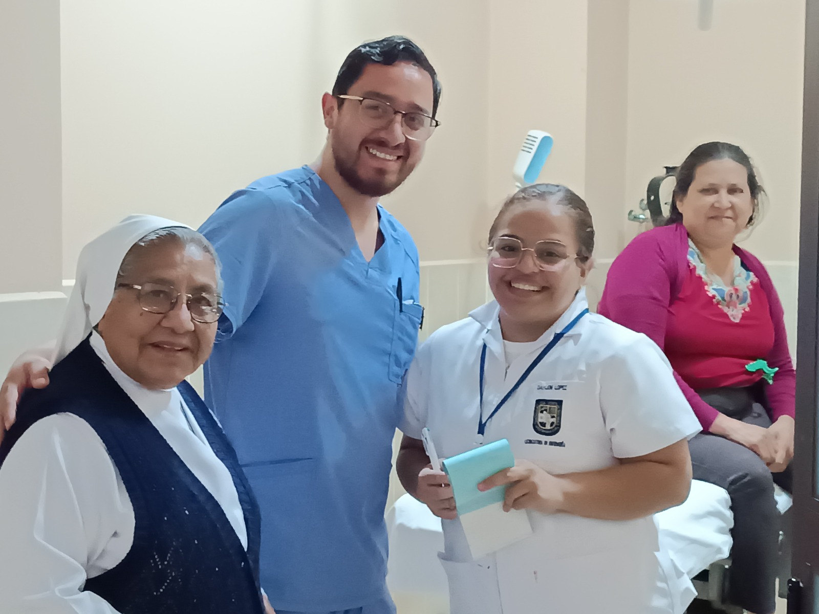 Una hermana con médicos y enfermeras