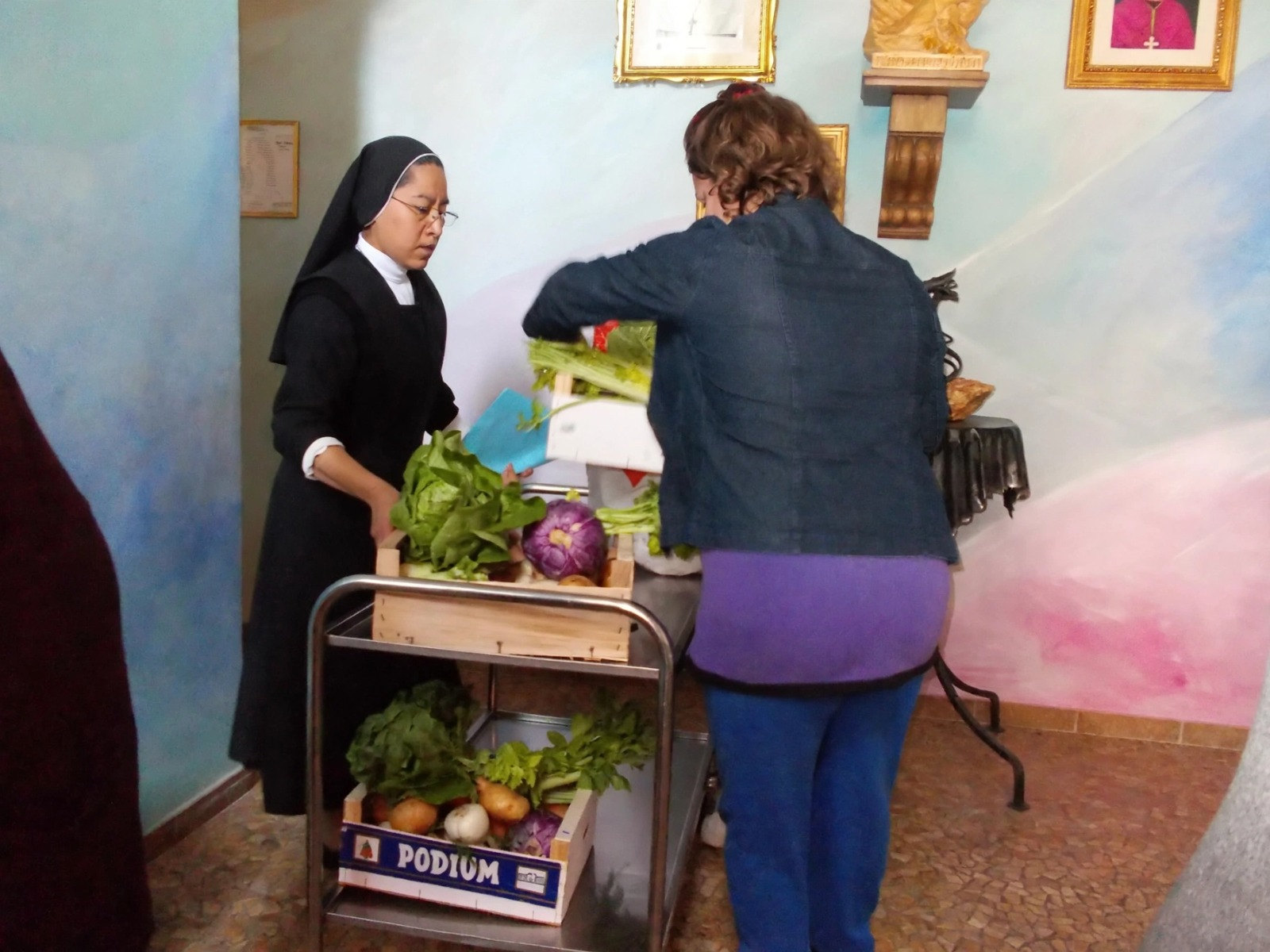 Una hermana recibe verduras para la comunidad