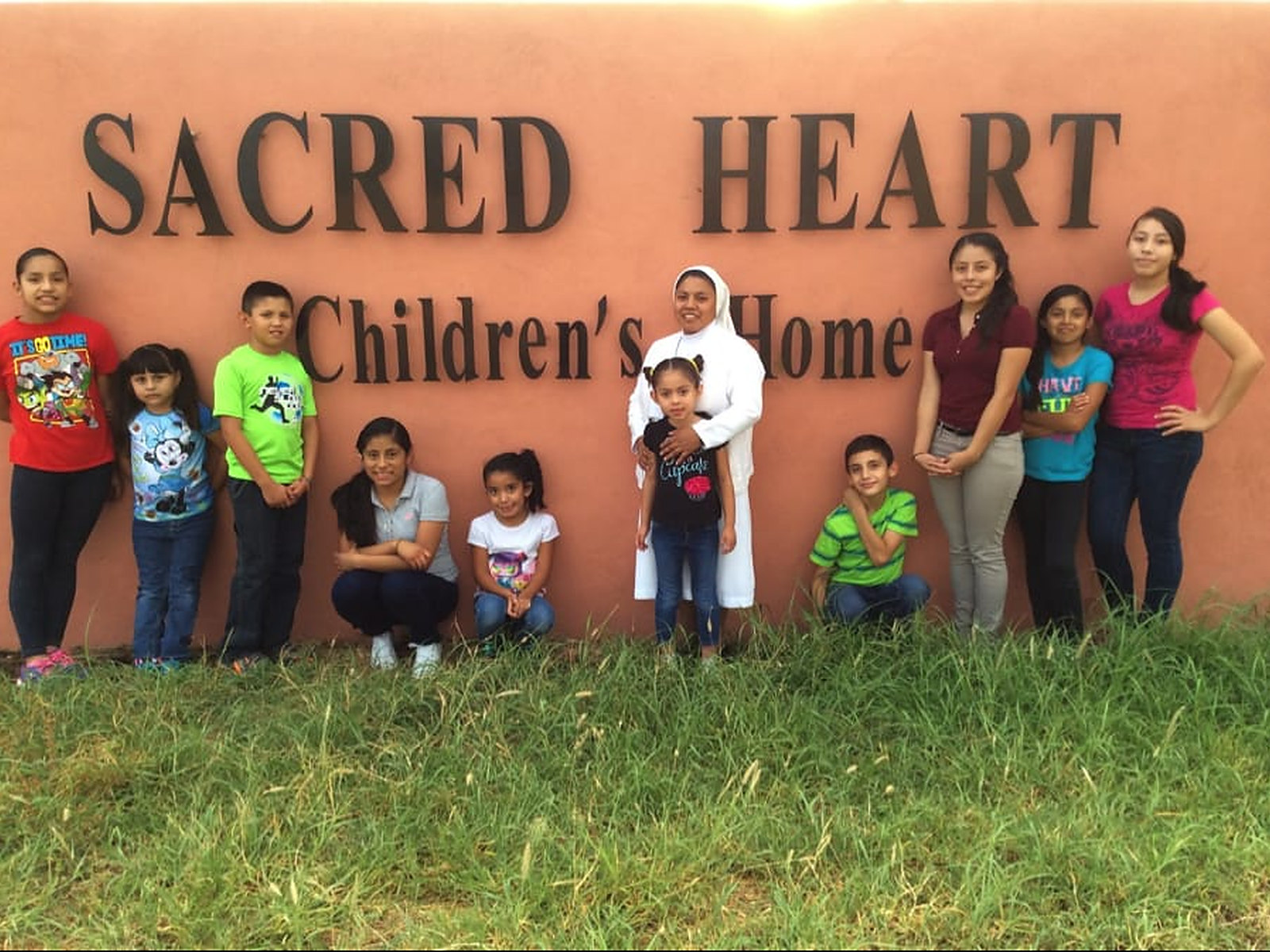 Niñas y niños de la casa hogar Sacred Heart Children's Home